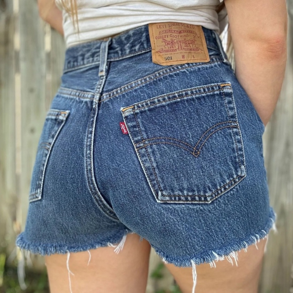 Levi's Women's 501 Original Button-Fly Shorts in Medium Wash Size 29